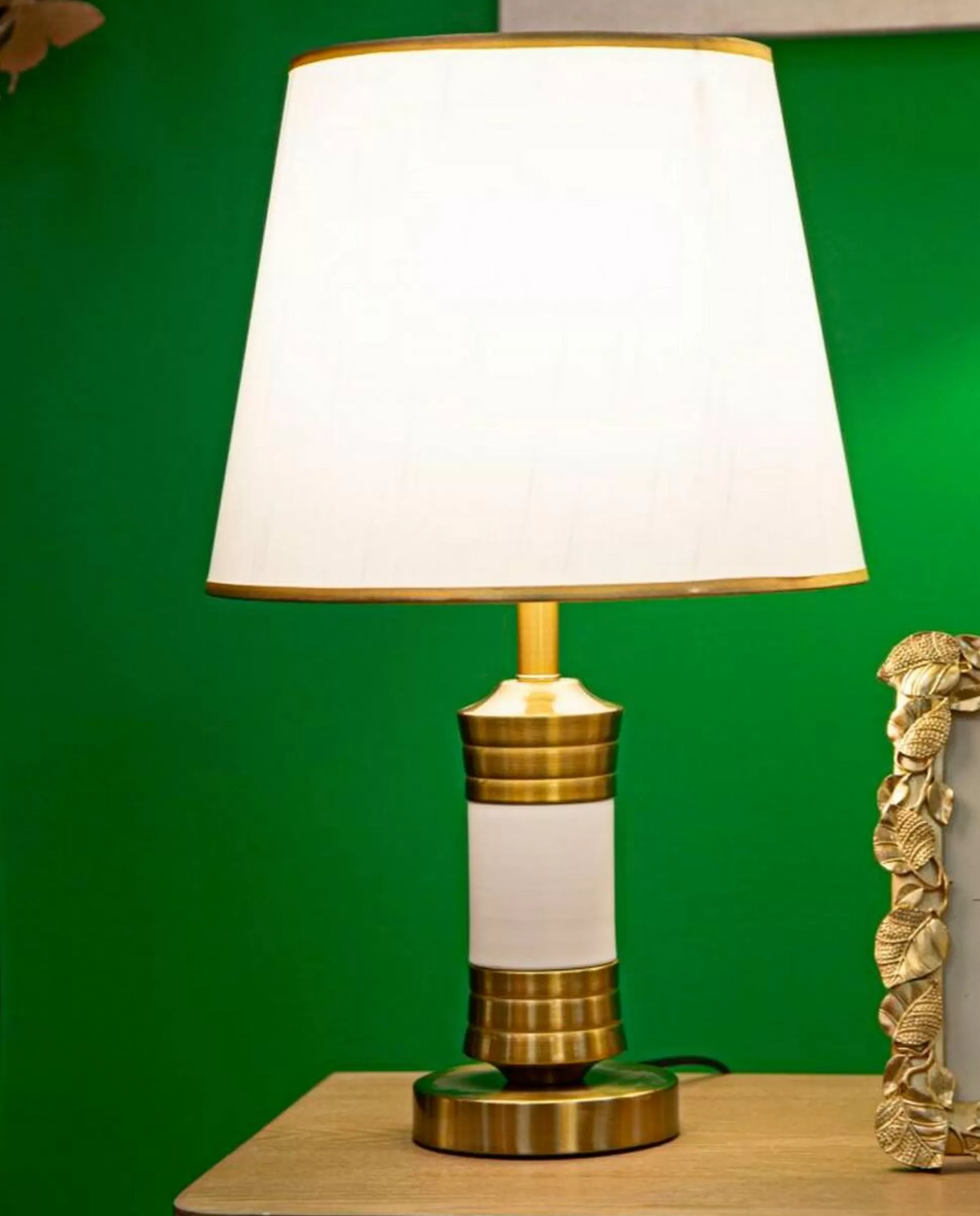 Dmora Lampade Da Tavolo<Lampada da tavolo Sinopia, Bianco e Oro, 31x31 h52 cm